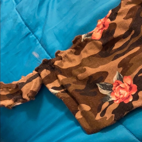 Off the shoulder crop top - Picture 2 of 5